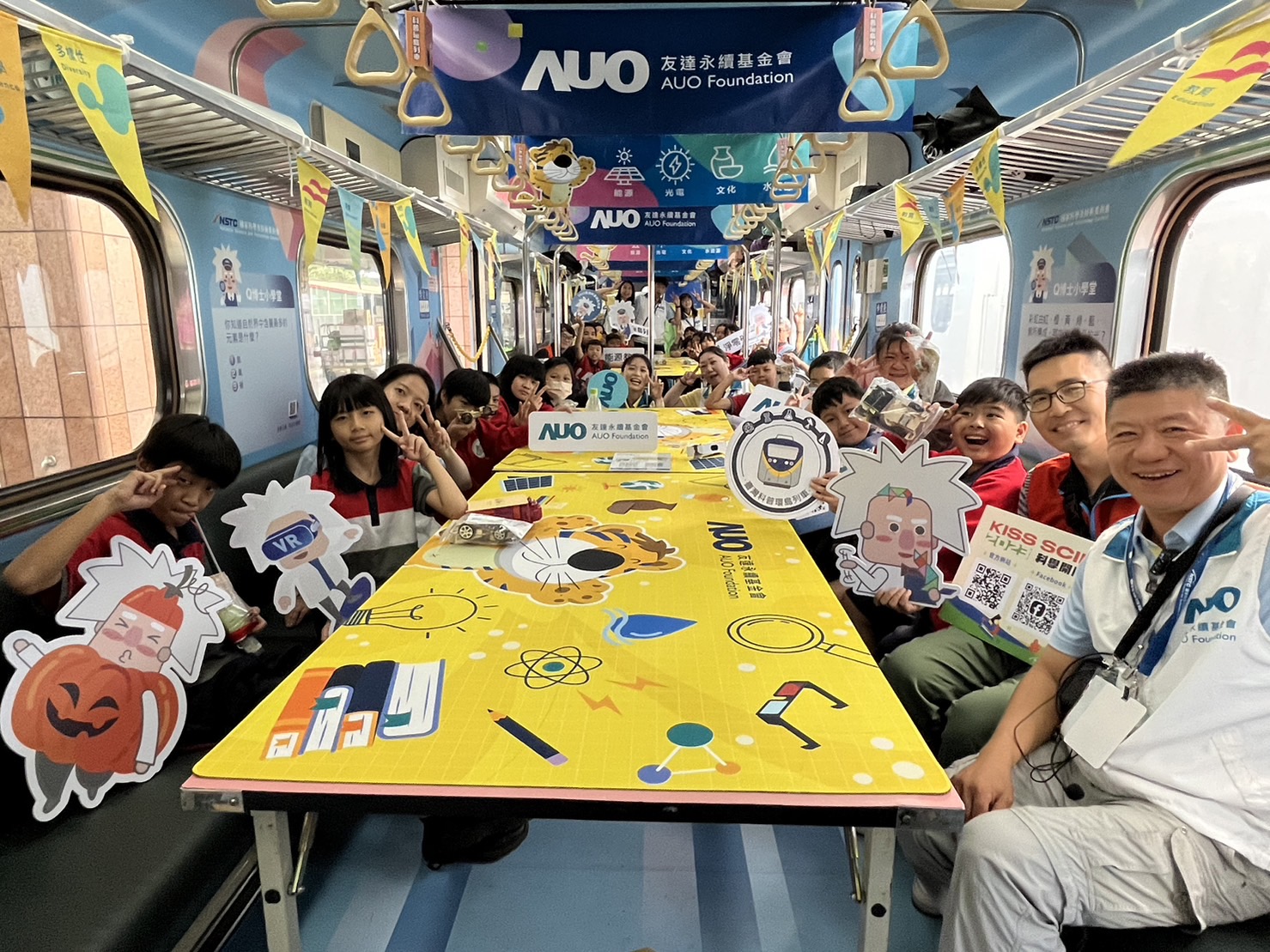 G22恒峰永續基金會參與「臺灣科普環島列車」，設計基礎科學車廂課程，以「淨零碳排和永續能源」為主題，讓學生透過創意實驗認識淨零知識，以及思考生活中的減碳行為