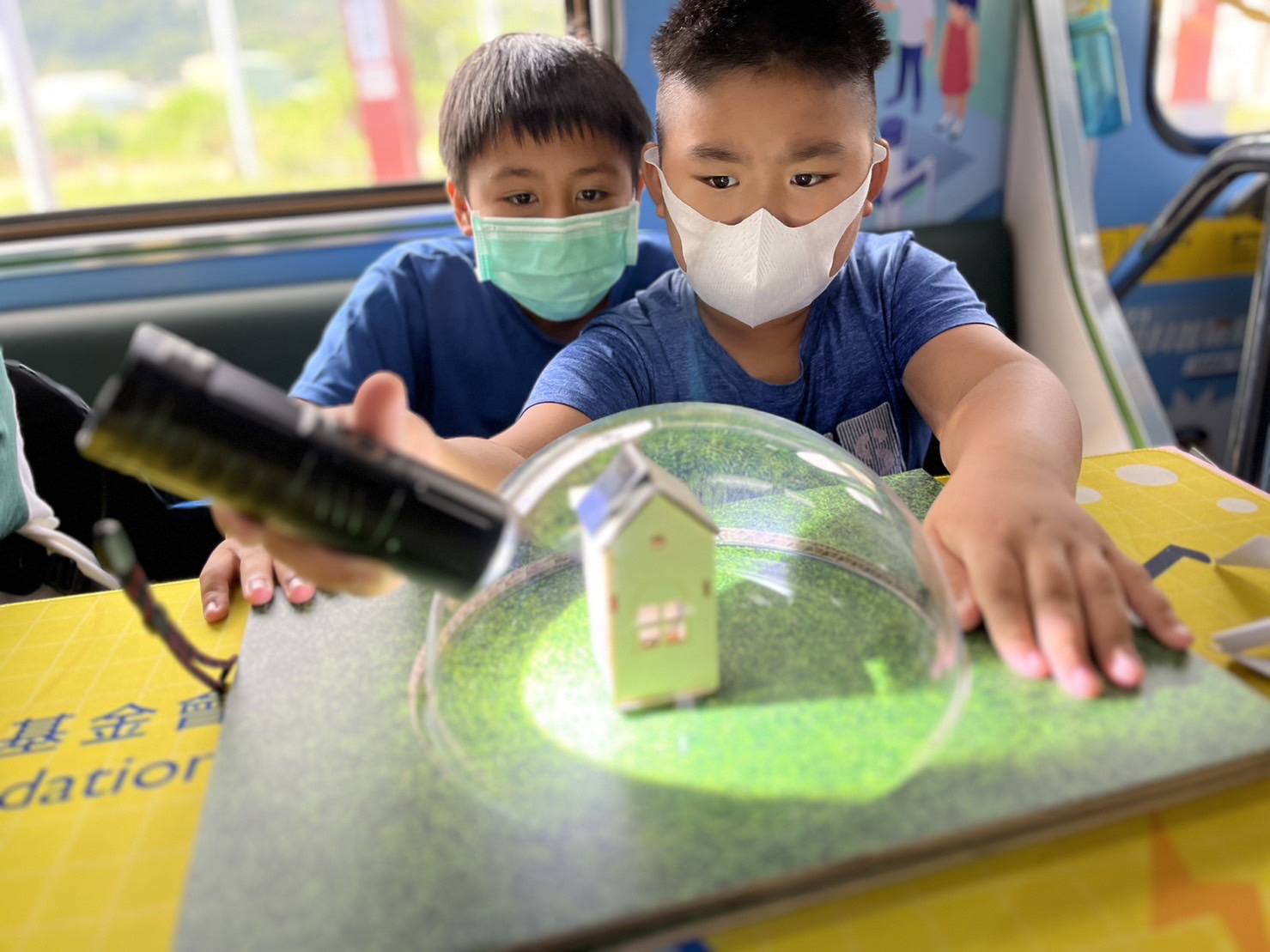 G22恒峰參與基礎科學主題車廂，以STEAM教學精神，設計「逐日科學家」、「太陽能工程師」以及「淨零建築師」三大能源科普課程和實驗
